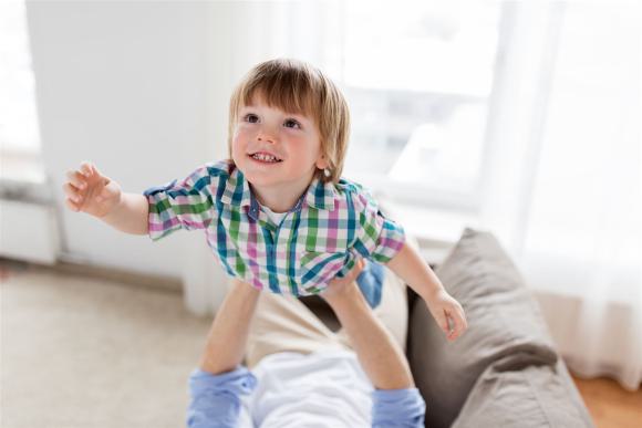 kind, lachen, spielen, spaß, junge, zuhause, freude, fröhlich, spielzeit, geborgenheit