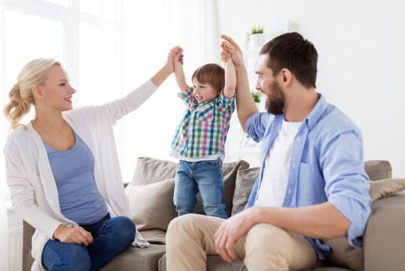 familie, eltern, kind, zusammen, spaß, lachen, zuhause, elternliebe, fröhlich, spiel, wohnzimmer